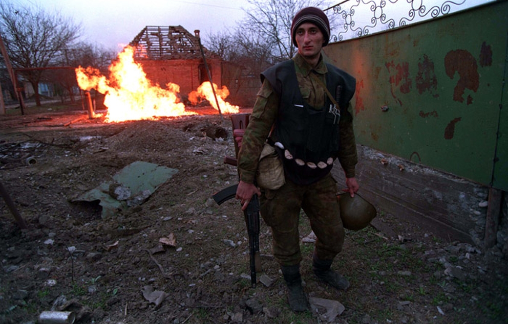 לוחם צ'צ'ני במהלך הקרב על גרוזני, 1995   מקור: ויקיפדיה (מיכאיל אבסטאפייב)