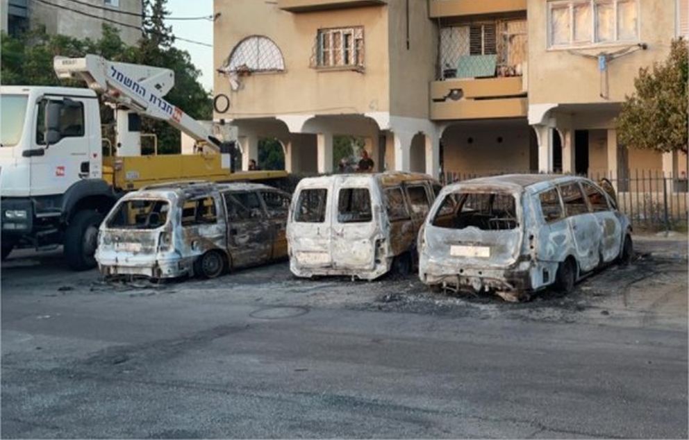 רכבים של יהודים שנשרפו על ידי ערבים במהלך המהומות בלוד, 2021   מקור: ויקיפדיה (אלעד כרמל)
