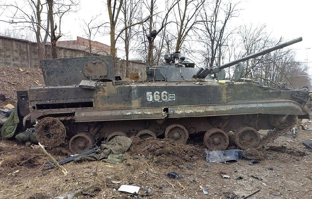 נגמ"ש BMP-3 רוסי הרוס ברחובות מריופול, 7 במרץ 2022   מקור: ויקיפדיה (משרד הפנים האוקראיני)