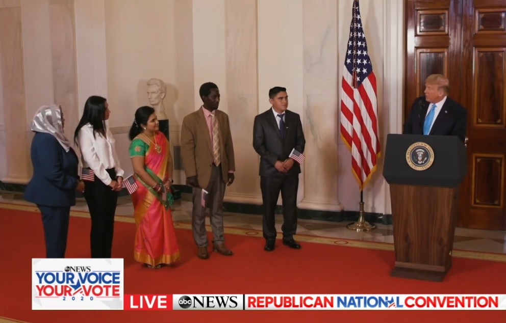 הנשיא דונלד טראמפ בטקס מתן אזרחות בבית הלבן   מקוןר: ויקיפדיה