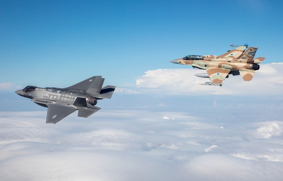 מטוס ה-F-35 "אדיר" (מלווה במטוס F-16I "סופה") בטיסת הבכורה שלו בישראל, דצמבר 2016   מקור: ויקיפדיה (חיל האוויר הישראלי, רס"ן עופר)