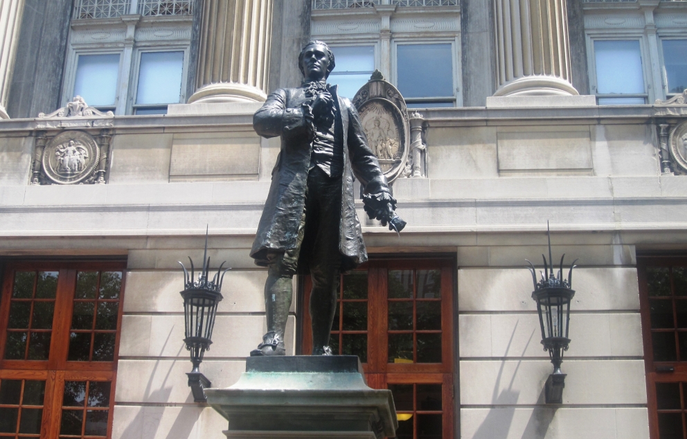 פסל של אלכסנדר המילטון מחוץ לאולם המילטון, משקיף על מדשאת המילטון, באוניברסיטת קולומביה בניו-יורק   מקור: ויקיפדיה