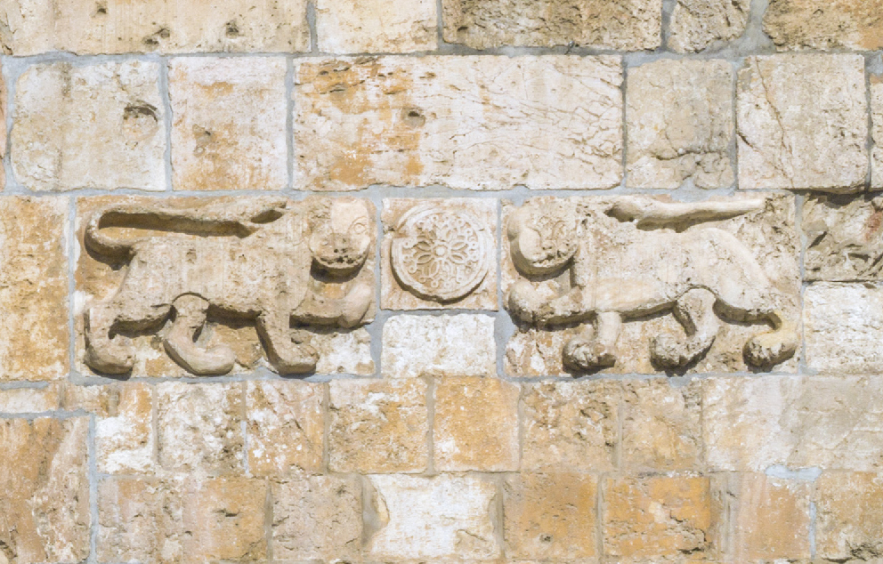 האריות ב-"שער האריות" שהיו הסמל ההראלדי של ביברס מייסד הסולטאנות הממלוכית   מקור: ויקיפדיה (אנדרו שיווה)