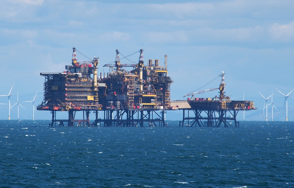 אסדת טיפול בגז טבעי, מפרץ מורקמב, אנגליה   מקור: רוסוגרפר
