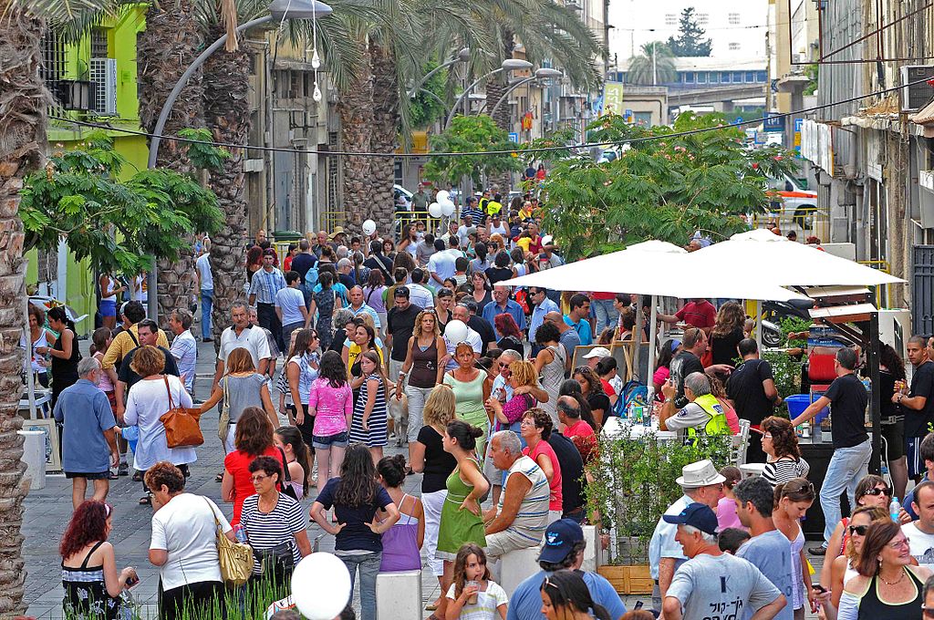 אנשים ברחובות העיר התחתית בחיפה, 2009   מקור: צבי רוגר