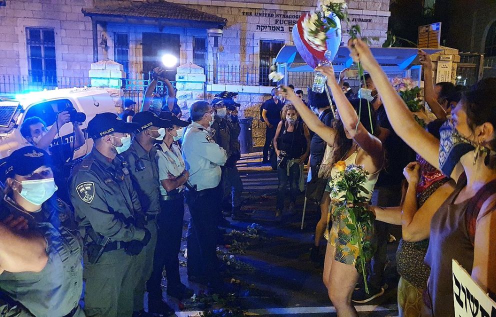 משטרה ומפגינים בהפגנה נגד נתניהו בירושלים, יולי 2020   מקור: ויקיפדיה