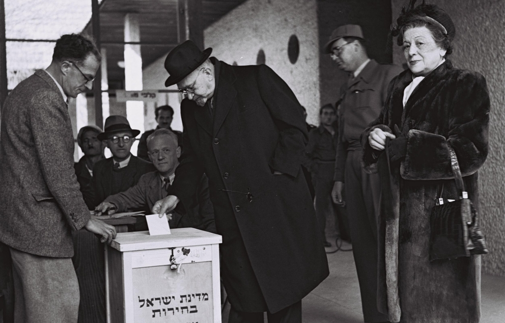 הנשיא חיים ויצמן מצביע בבחירות, 1949   מקור: לע"מ (הוגו מנדלסון)