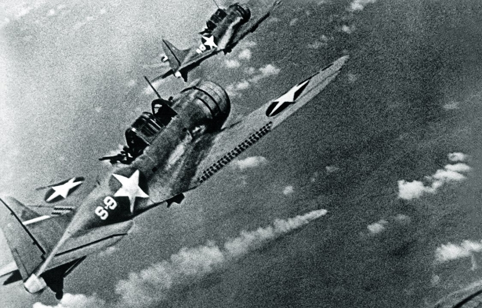מפציצים אמריקאים מעל הסיירת הכבדה היפנית "מיקומה" העולה בלהבות, ביום השלישי של קרב מידוויי   מקור: ויקיפדיה