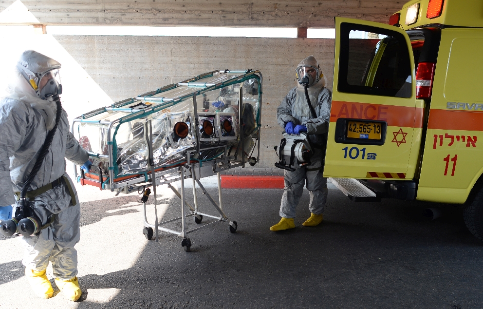 בית החולים שיבא – תל השומר, בתרגיל מוכנות להתפרצות נגיף האבולה בישראל, 2014   מקור: לע"מ (קובי גדעון)
