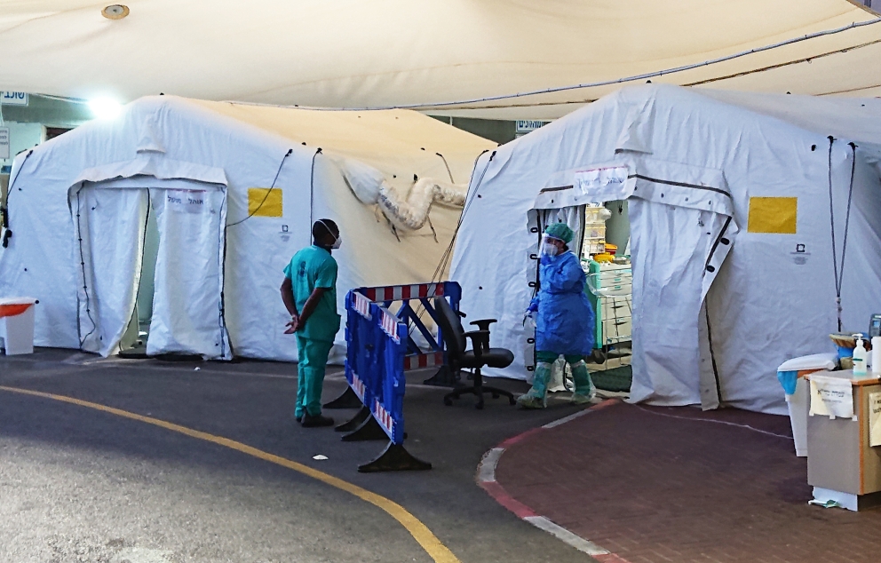 אוהלי טיפול בחולי קורונה ליד הכניסה לחדר המיון של המרכז הרפואי שיבא   מקור: ויקיפדיה (DMY)