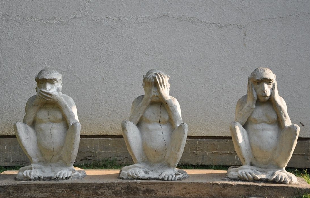 פסל של שלושת הקופים החכמים   מקור: ויקיפדיה (קיילאן שאה)