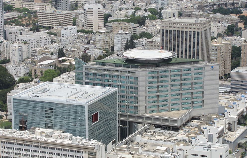 בית החולים איכילוב (המרכז הרפואי תל אביב על-שם סוראסקי)   מקור: ויקיפדיה (אלכס ג'יליצקי)