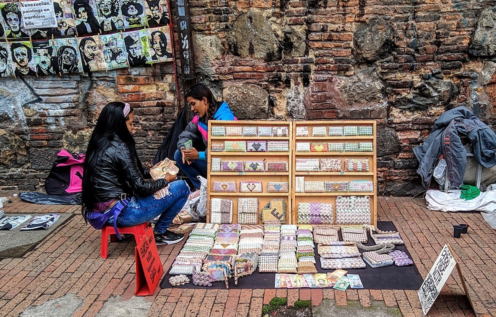 פליטים מוונצואלה בבוגוטה מוכרים יצירות אמנות שהוכנו מכסף ונצואלי חסר ערך, 2019