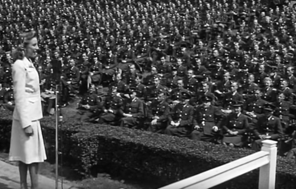 ורה לין שרה בסרט "עוד ניפגש", 1943   מקור: יוטיוב