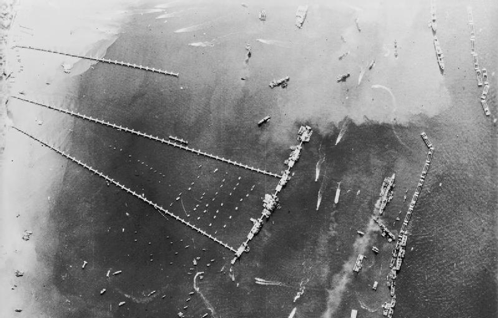 צילום אווירי של נמל מאלברי הבריטי, אוקטובר 1944   מקור: ויקיפדיה